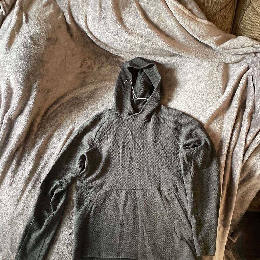 2591 Lululemon Men's Grey Sweatshirt size Medium